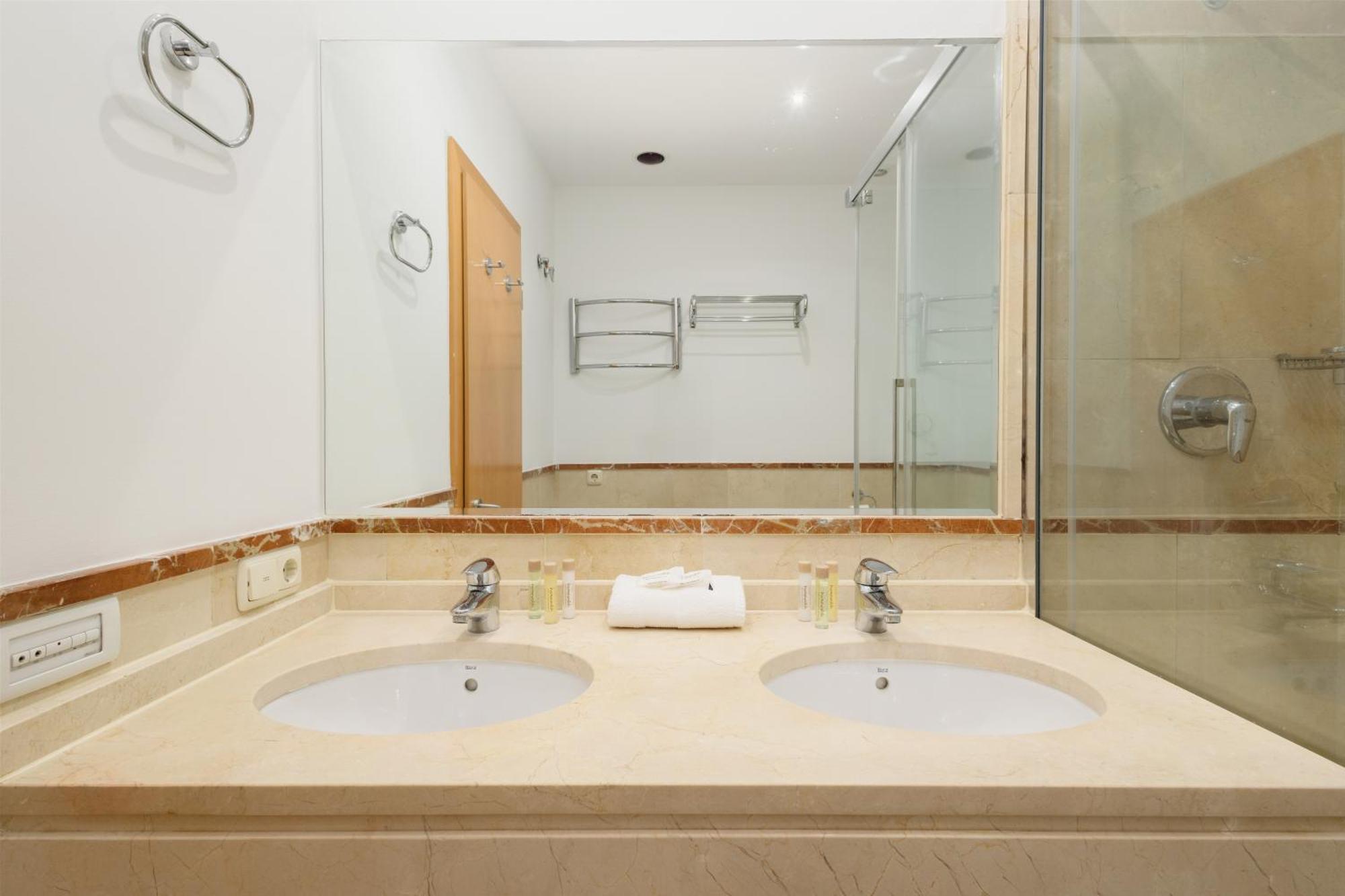 3 Bedroom Apartment, With Private Garden And Terrace, In Puerto Banus Apartamento