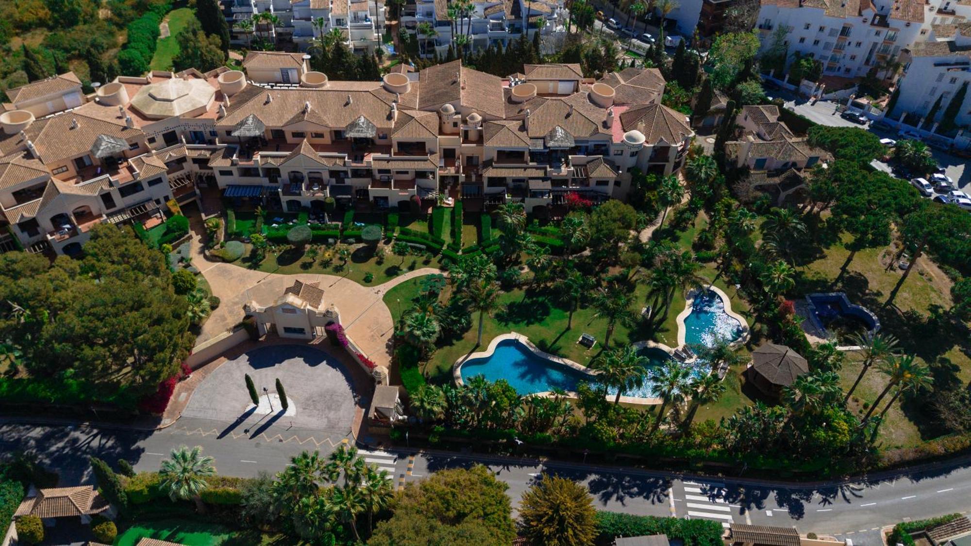 3 Bedroom Apartment, With Private Garden And Terrace, In Puerto Banus Apartamento