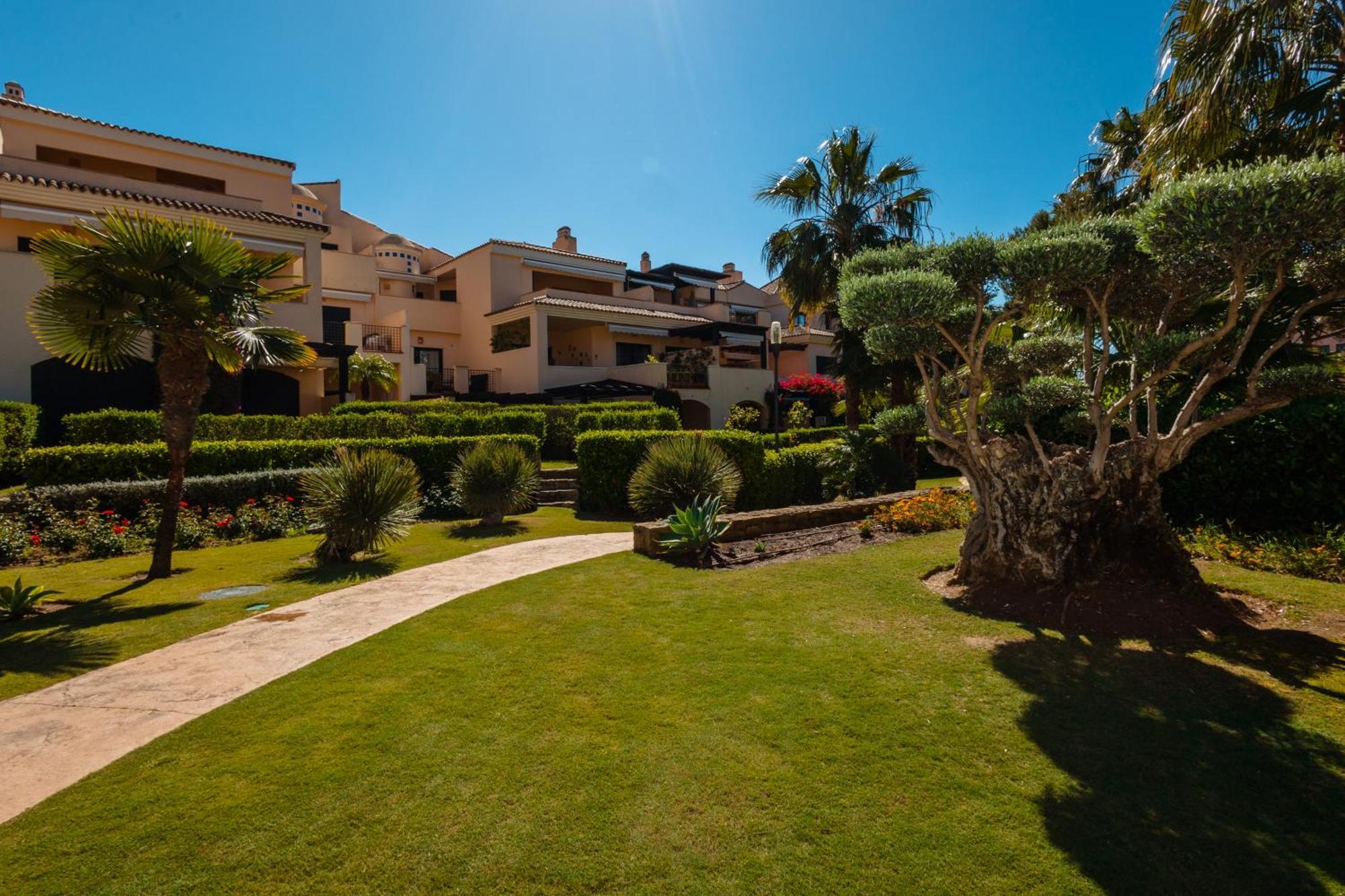 Apartamento 3 Bedroom Apartment, With Private Garden And Terrace, In Puerto Banus Marbella