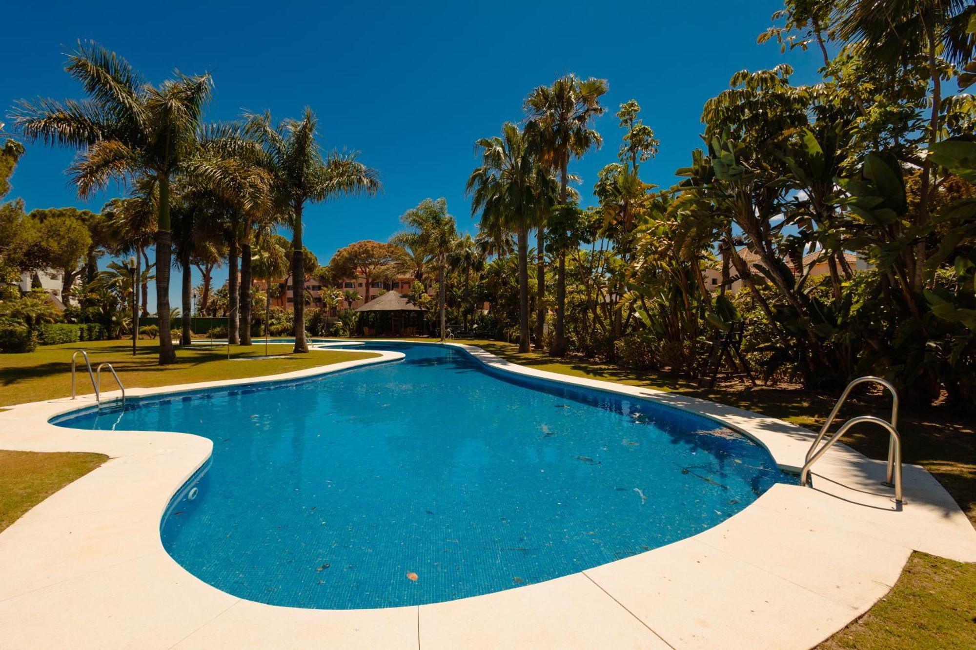 3 Bedroom Apartment, With Private Garden And Terrace, In Puerto Banus Apartamento