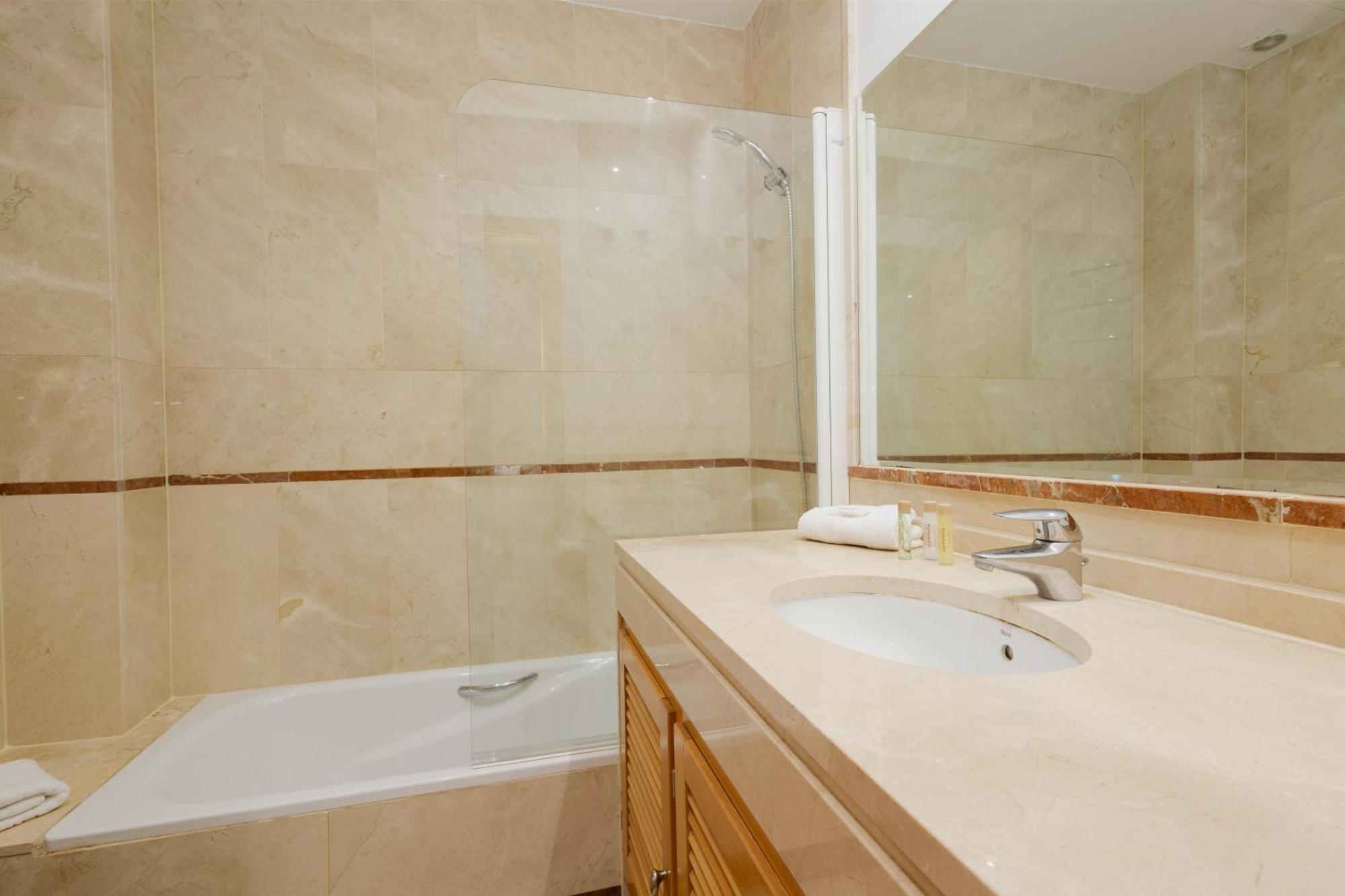 Apartamento 3 Bedroom Apartment, With Private Garden And Terrace, In Puerto Banus Marbella